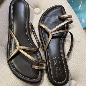 DONALD J. PLINER  Women's Black and Bronze Sandals
